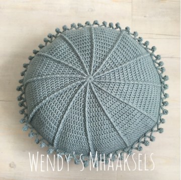 Wendy's Mhaaksels Haakpatroon Kussen met pompomrandje modificatie